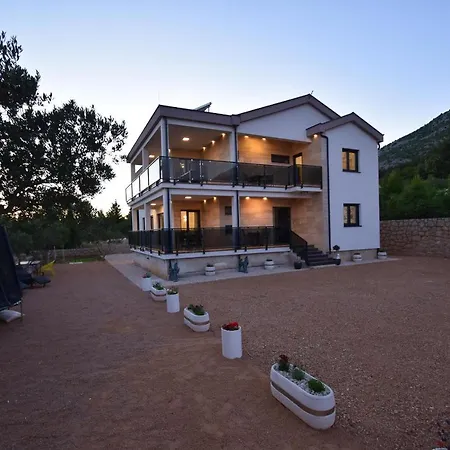 Maison d'hôtes Filip With Swimming Pool 4*