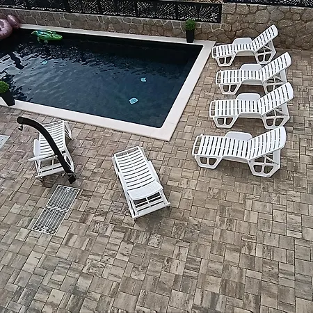 Filip With Swimming Pool ゲストハウス