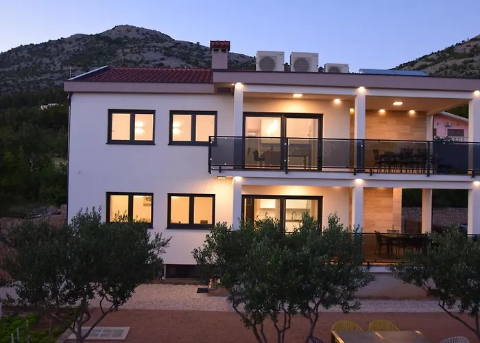 Filip 스타리그라드 파클레니차